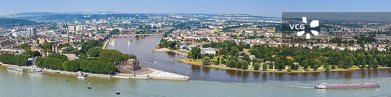 德国科布伦茨的德国角莱茵河摩泽尔河，有船只和缆车全景图片素材