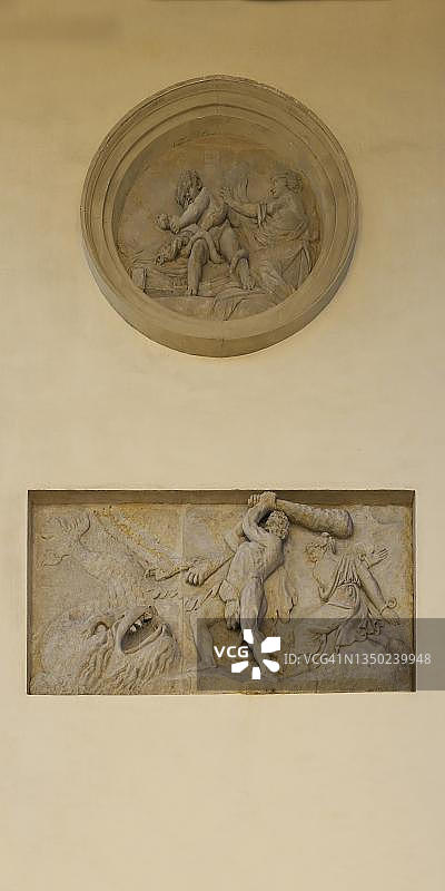 描绘希腊神话场景的浅浮雕，勃兰登堡门，巴黎广场，菩提树下大街，德国柏林图片素材