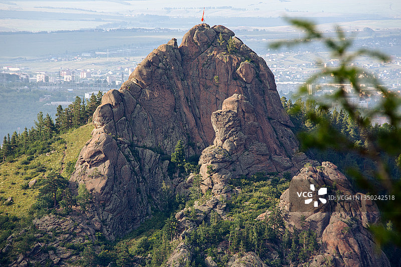 山顶上的奇特岩层图片素材
