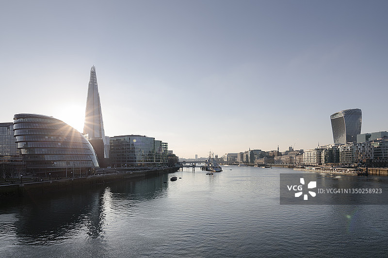 伦敦泰晤士河日落城市天际线图片素材