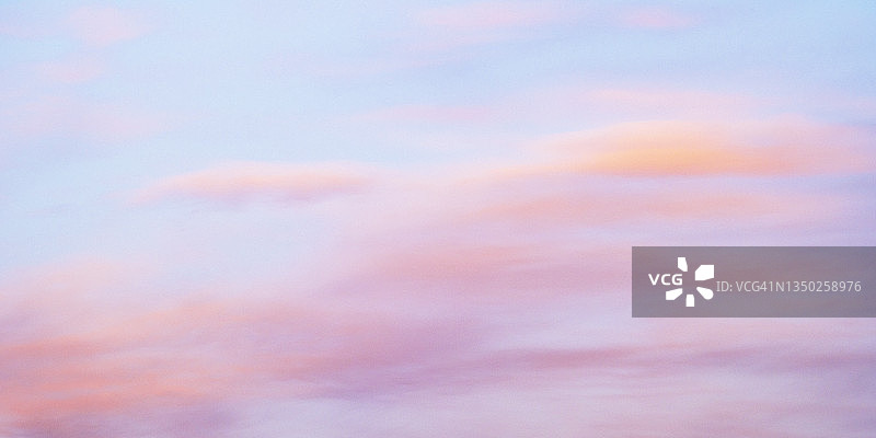 粉蓝色天空日落全景图片素材