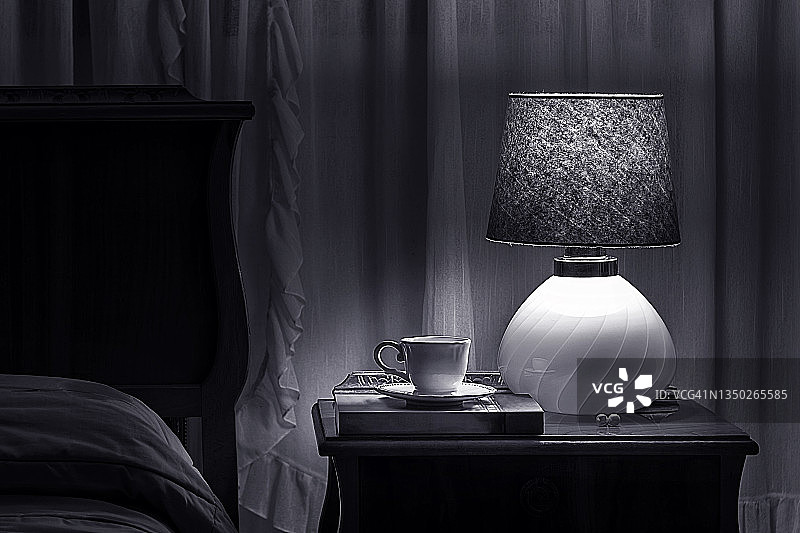 照亮床头柜的灯图片素材