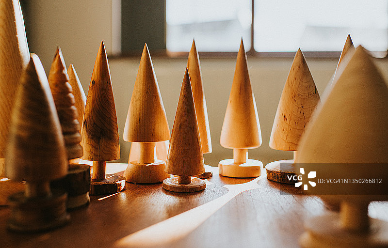 各种尺寸的尖头木制圣诞树图片素材