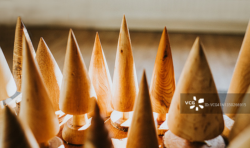 各种尺寸的尖头木制圣诞树图片素材