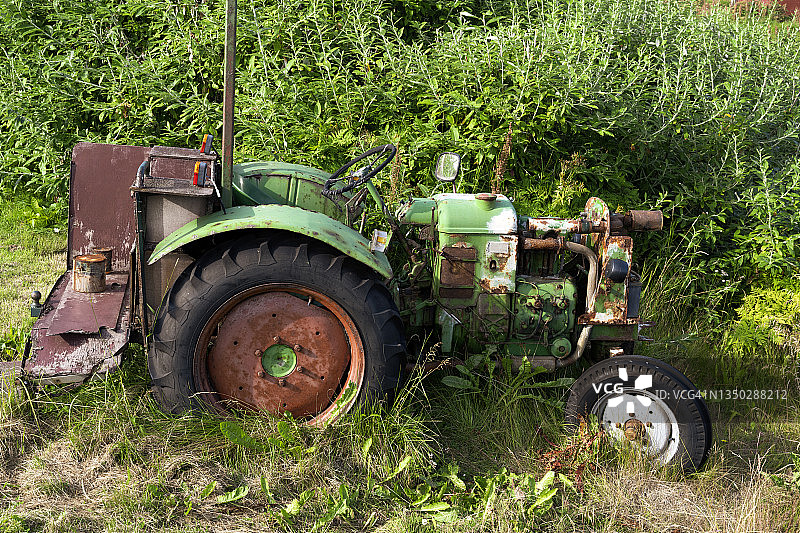 赫里赛岛废弃拖拉机图片素材