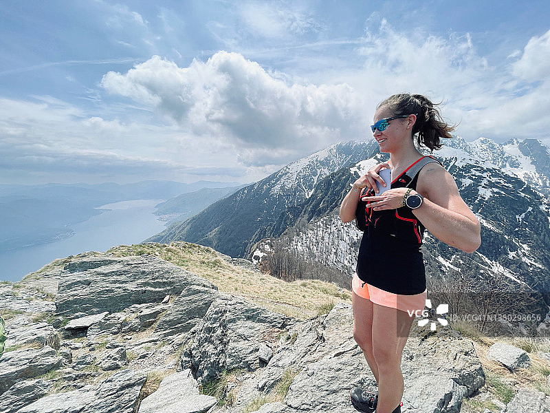 在山脊上放松的跑步女人图片素材