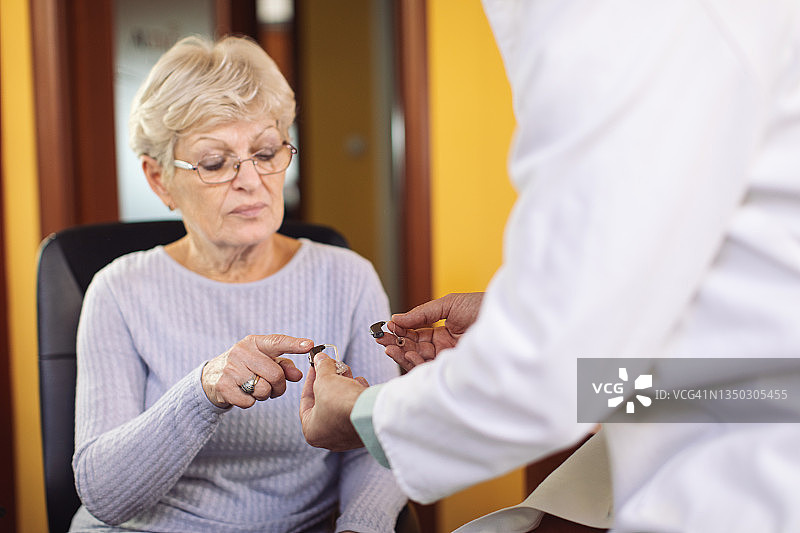听力测试与助听器购买图片素材