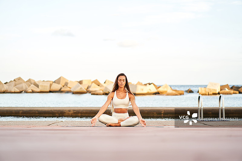 一位冥想的年轻女士的照片图片素材