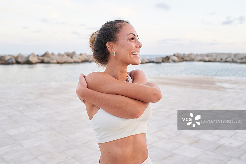 漂亮女人看向远方并自我拥抱图片素材