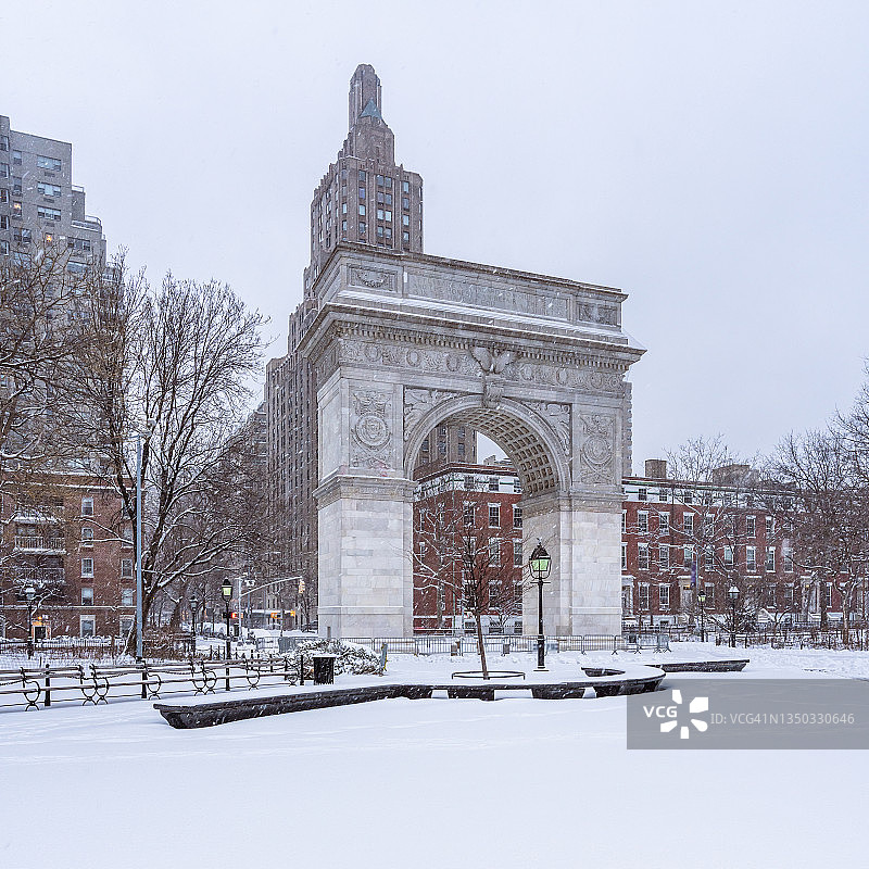 纽约华盛顿广场公园覆盖白雪的地面图片素材