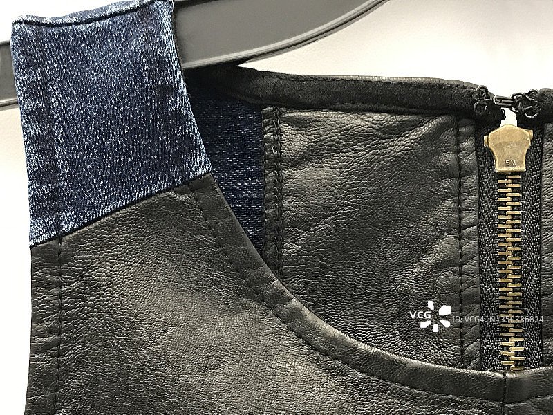 蓝色牛仔布与合成皮革面料连衣裙图片素材