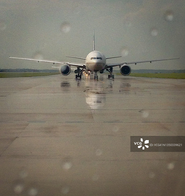 雨天延误期间等待的客机图片素材