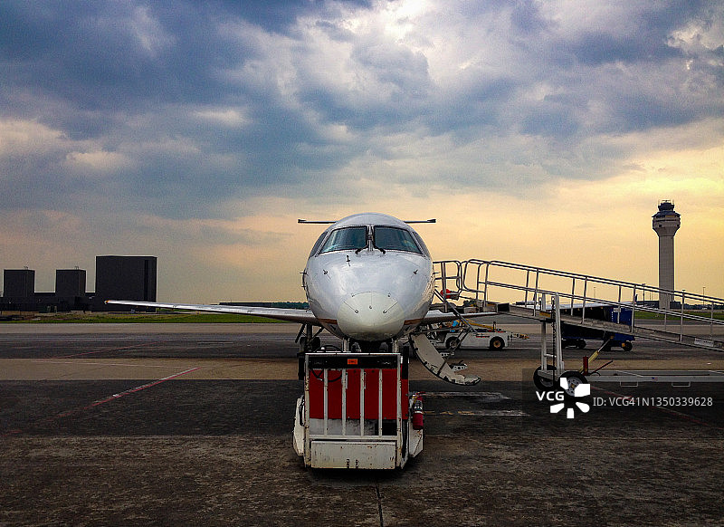 带登机舷梯的支线客机图片素材