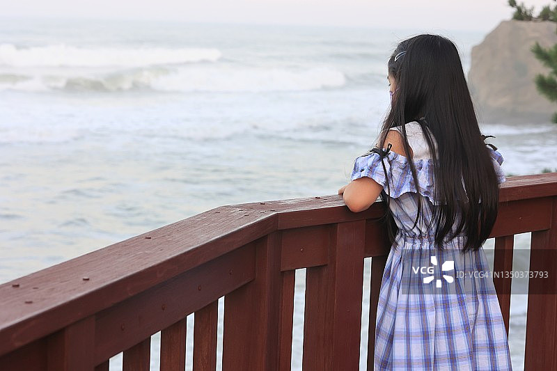 在石滨宇野御崎休养区的女孩图片素材