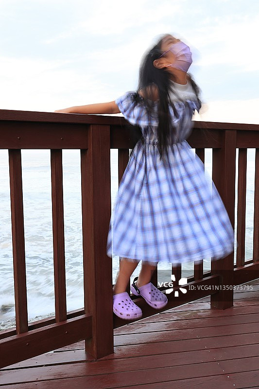 在石滨宇野御崎休养区的女孩图片素材