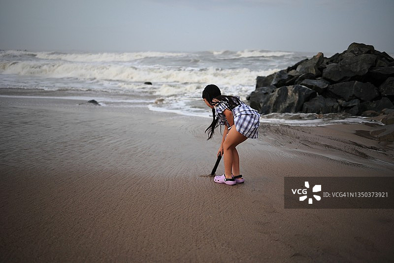 在石滨宇野御崎度假休闲区放松的小女孩图片素材
