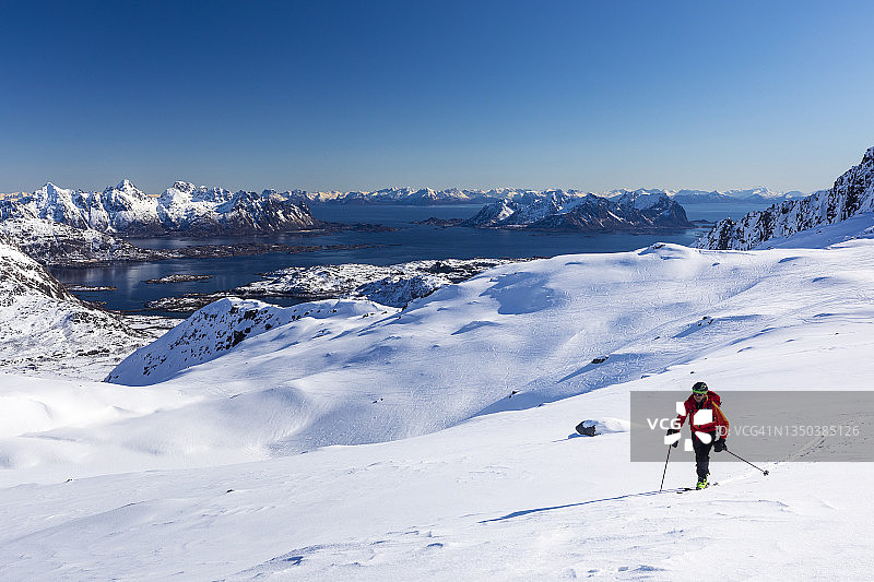 挪威罗弗敦群岛冬季滑雪徒步图片素材
