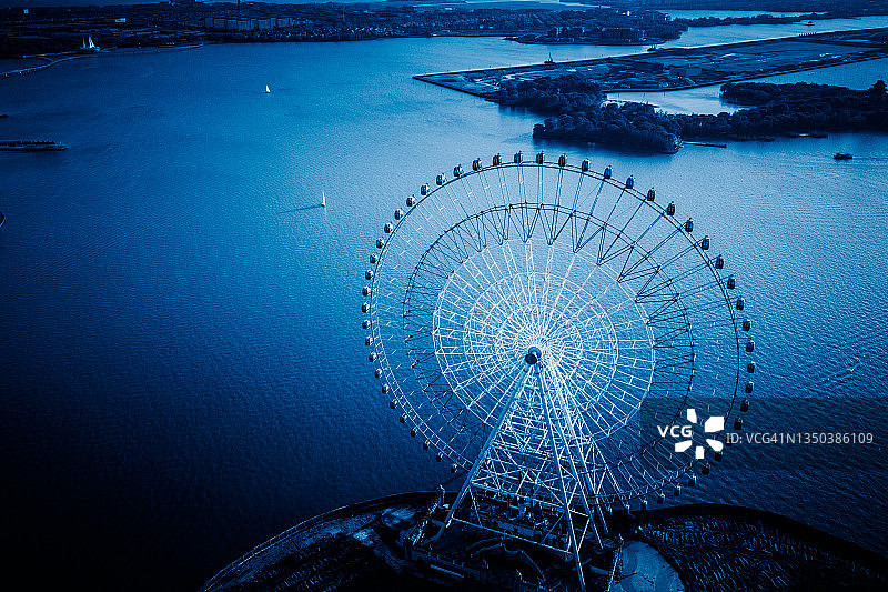 俯瞰苏州金鸡湖景区和湖畔的摩天轮，江苏省苏州市图片素材