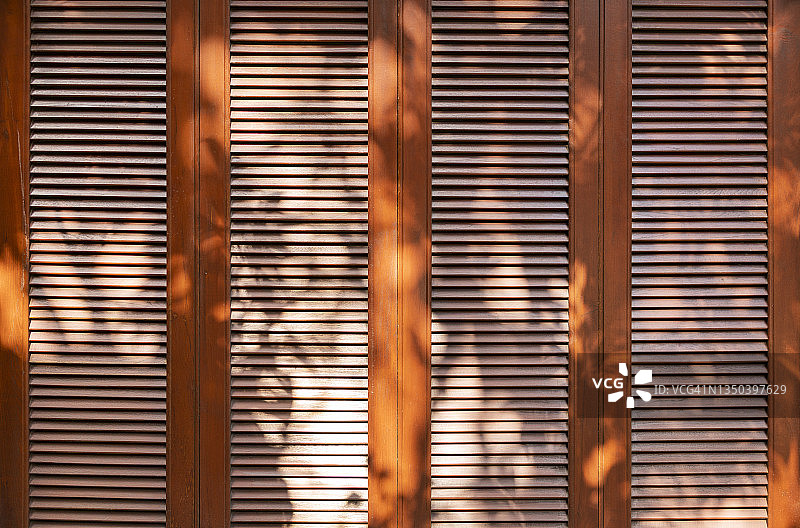 关闭的棕色木制百叶窗图片素材