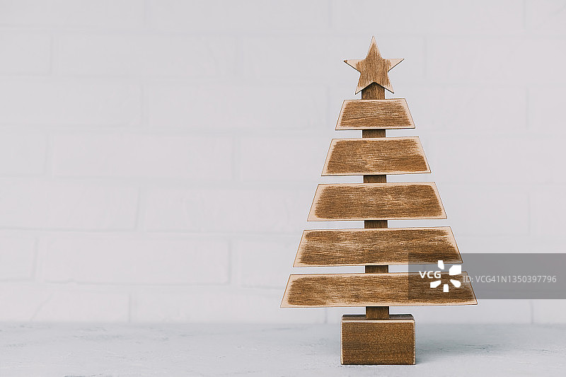 顶部有星星的木制圣诞树图片素材