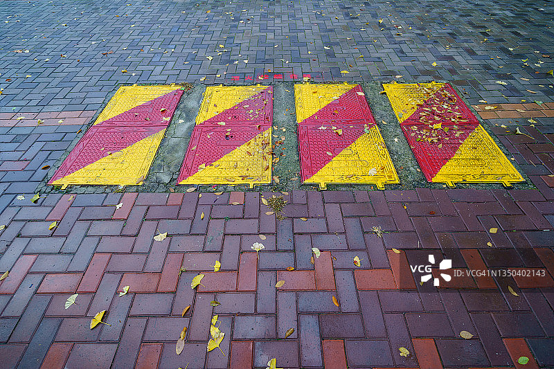 铺石路上的水井盖图片素材