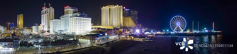 美国大西洋城海滨木板路全景航拍，东海岸著名赌场中心，拥有多个赌场和游乐园，码头上还有一个摩天轮。图片素材