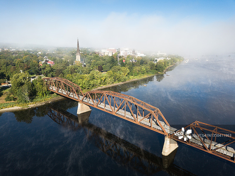 加拿大新不伦瑞克弗雷德里克顿的比尔·索普步行桥航拍图片素材