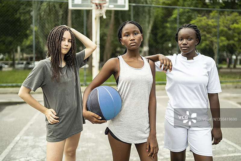 多种族篮球朋友站在那里看着镜头图片素材