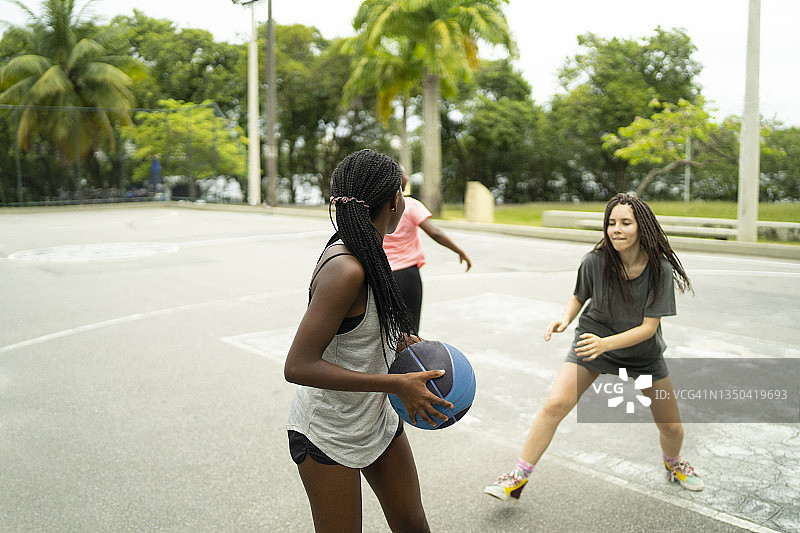 篮球运动员准备传球给队友图片素材