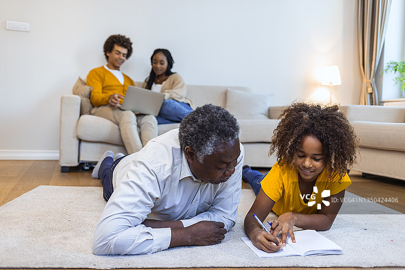 爷爷帮助孙女完成学业图片素材
