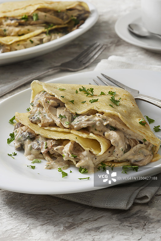 奶油蒜香鸡肉蘑菇风味可丽饼图片素材