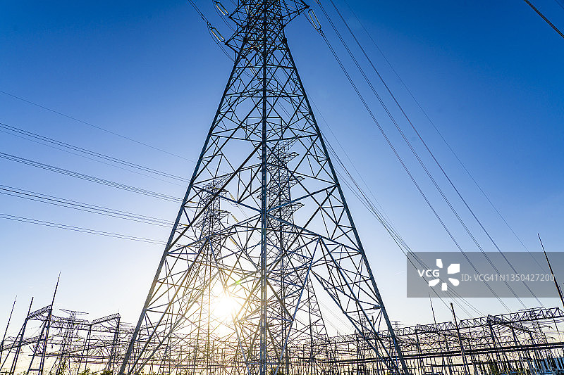 蓝天背景下的高压电塔图片素材