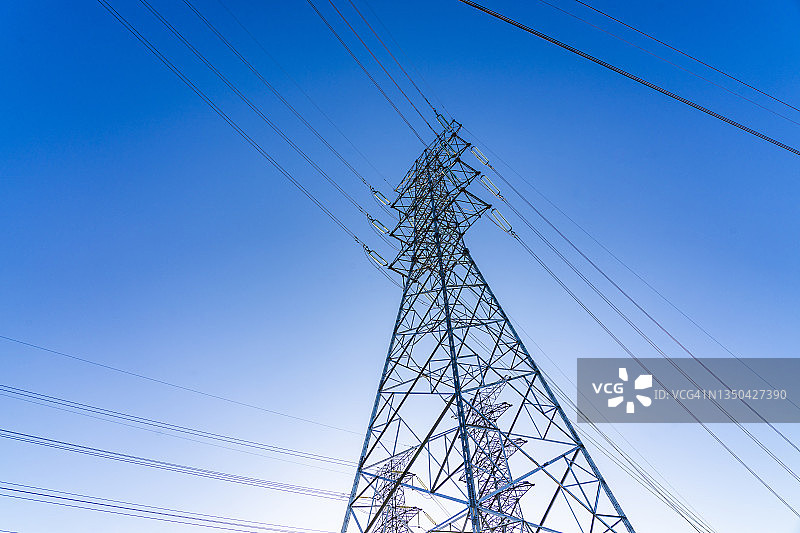 蓝天背景下的高压电塔图片素材