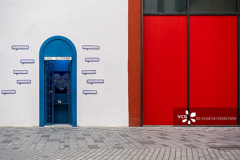 街道上的爱情电话亭图片素材
