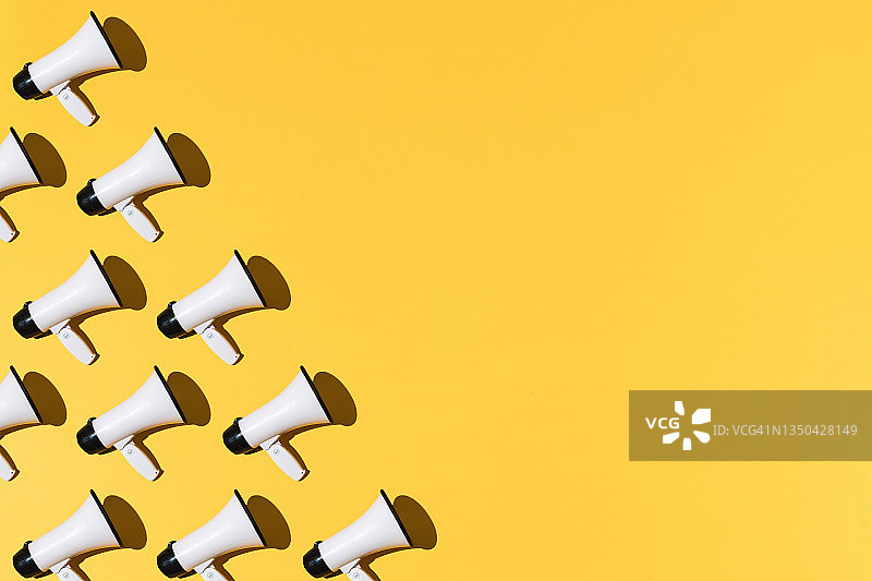 黄色背景上的白色喇叭图案与黑色装饰，带有复制空间，用于呼喊、消息、公告和新闻概念图片素材