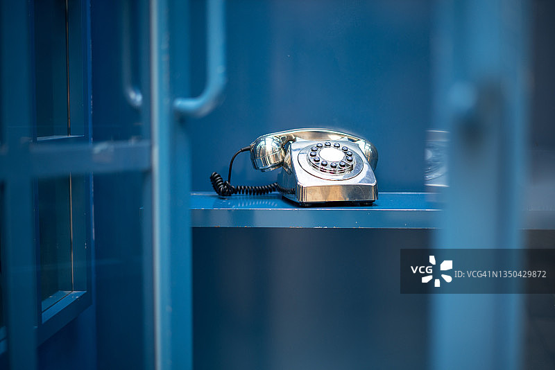 蓝色电话亭里的老式电话图片素材