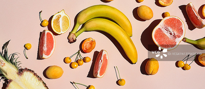 黄色背景上的黄色水果和蔬菜图片素材