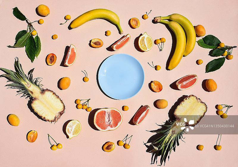 黄色背景上的黄色水果和蔬菜图片素材