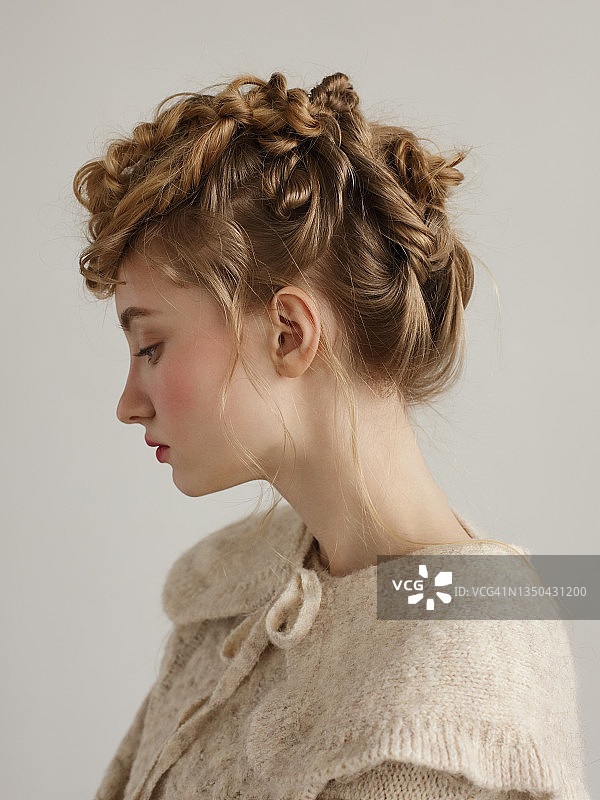 年轻漂亮的女子扎着辫子发型图片素材