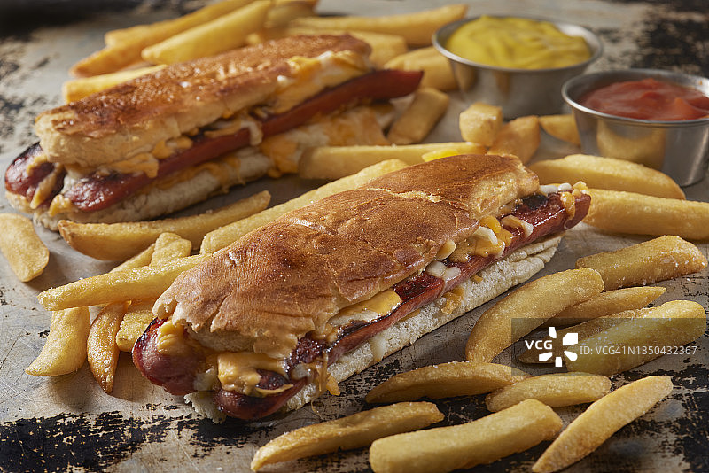 烤奶酪热狗配炸薯条图片素材