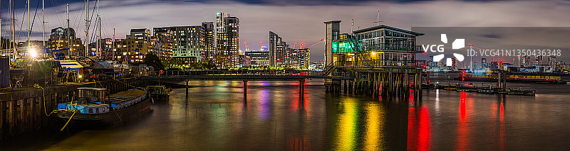 伦敦泰晤士河格林威治高层公寓夜景全景图片素材