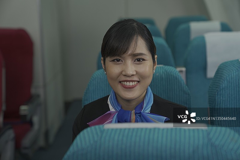 亚洲航空公司空乘人员在航班起飞前为乘客服务图片素材