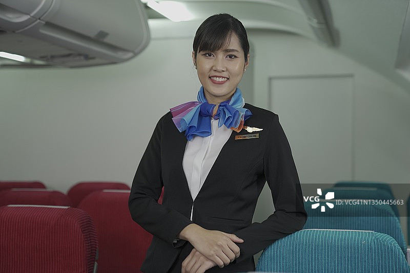 亚洲航空公司空乘人员在航班起飞前为乘客服务图片素材