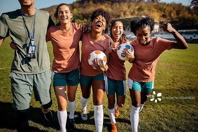 一群足球运动员和教练在庆祝图片素材
