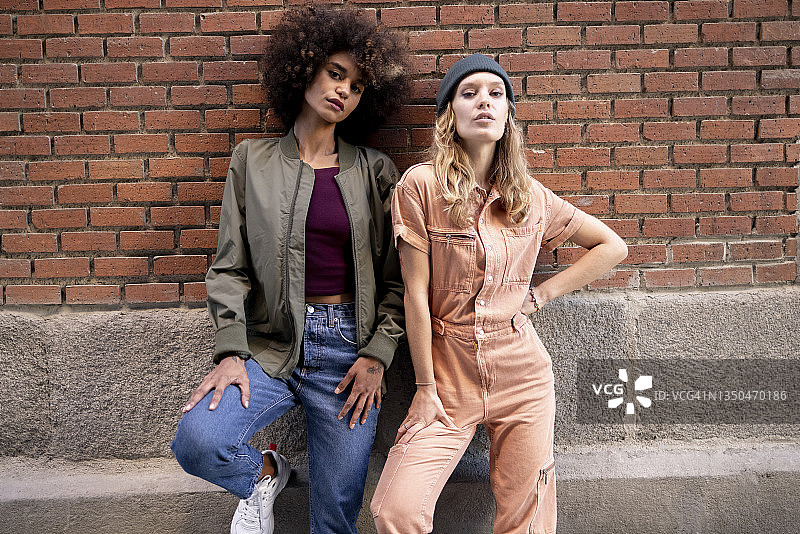 两位年轻女性朋友的合影图片素材