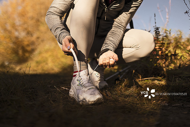 年轻女人系鞋带图片素材