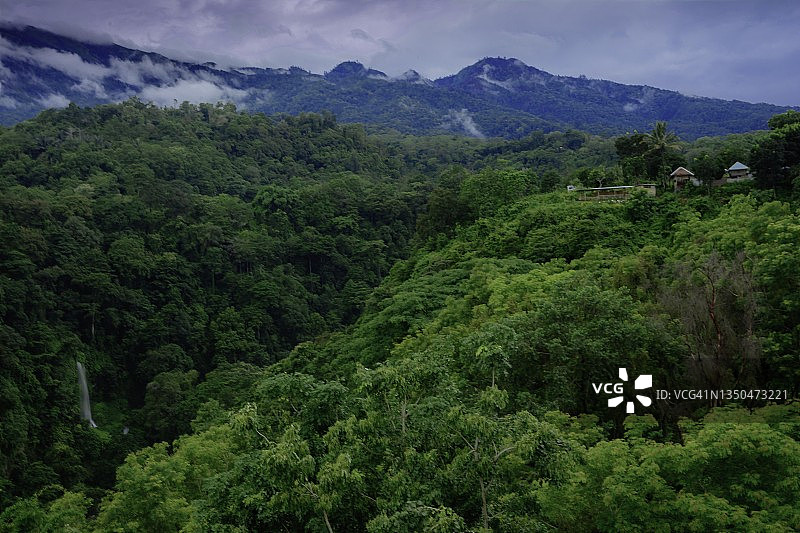 龙目岛萨拉马斯山和林贾尼山景色，森林茂密，瀑布飞流图片素材
