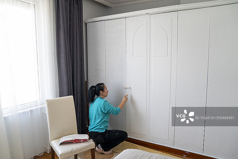 成年女性在家粉刷衣柜照片图片素材