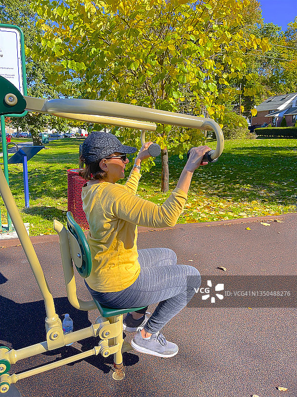 在蒂内克公共公园健身区锻炼的女人图片素材