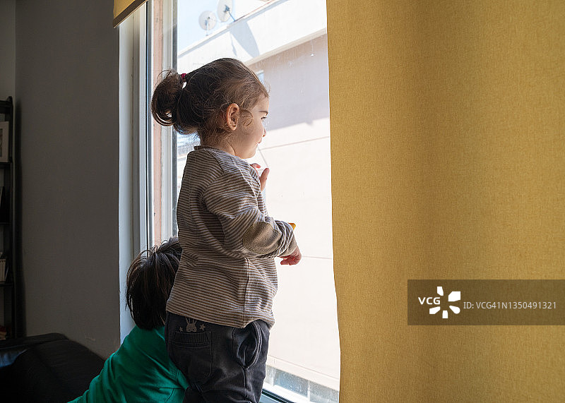 小学生兄妹在窗边图片素材